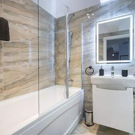 Spacious 407 Apartment
